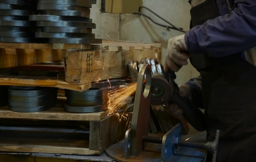 Slag removal from flame cut steel plate surface