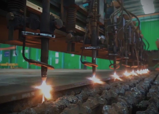 Flame cutting head on thick steel plate at YUNCUT — 30–200mm capacity