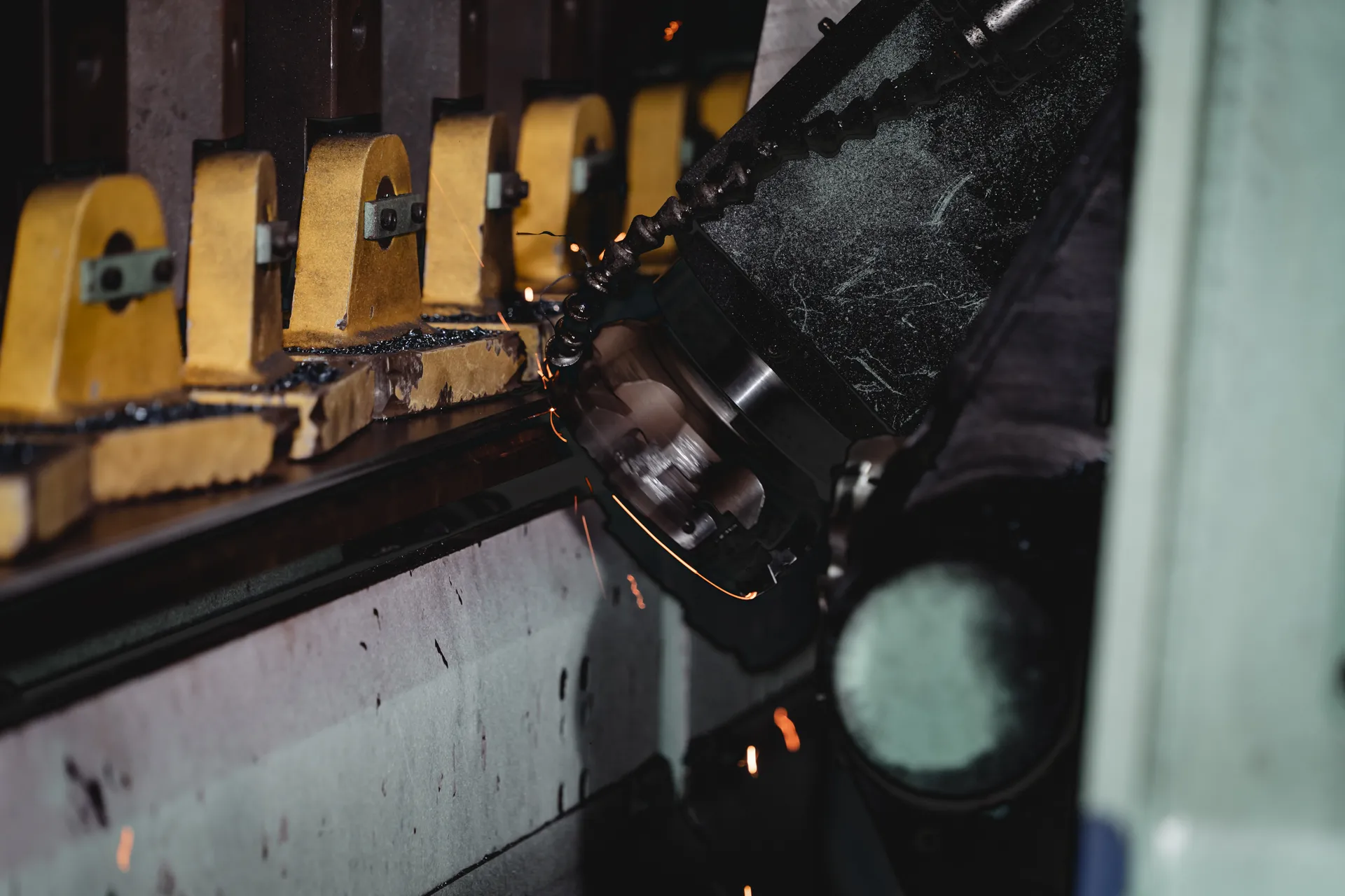 Combined cutting, finishing, drilling, and inspection workflow at YUNCUT