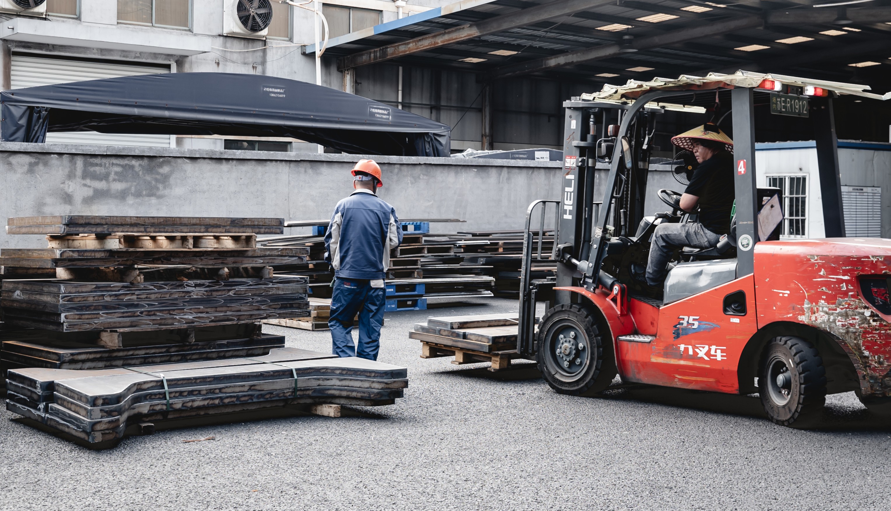 Forklift handling steel plate orders at YUNCUT — outbound logistics and delivery