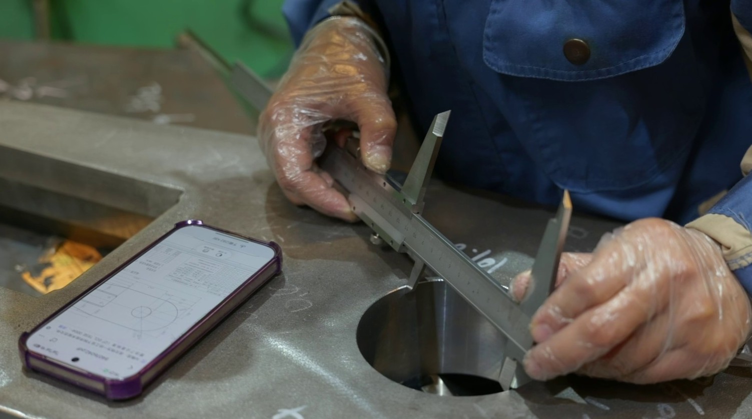 Steel plate parts with QC inspection labels before shipment at YUNCUT
